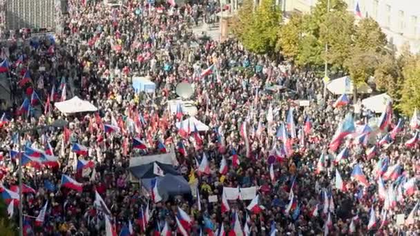 Menschenmenge Mit Tschechischen Fahnen Demonstriert Auf Dem Wenzelsplatz Prag — Stockvideo