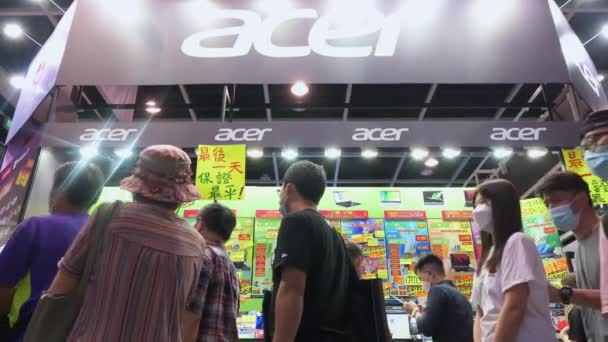 在香港浏览和购买Asus品牌折扣电子产品 如硬盘 电视机和电脑 成群结队的中国零售客户排队 — 图库视频影像