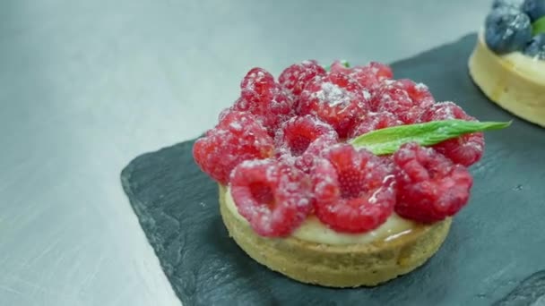 Raspberry Custard Mini Cake Dengan Daun Mint — Stok Video