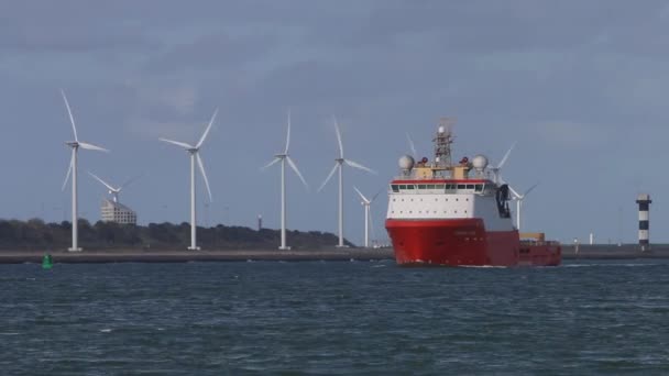 Obchodní Loď Plující Vodní Cestě Větrnými Turbínami Pozadí Pohled Holandského — Stock video