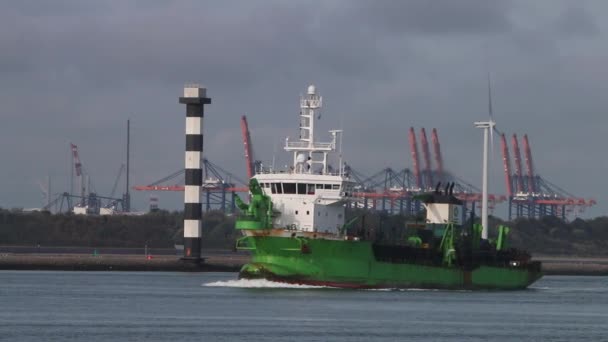 Schip Onderweg Met Havenkranen Windturbine Achtergrond Aan Overkant Van Het — Stockvideo