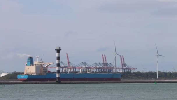 Commercieel Schip Onderweg Met Havenkranen Windturbines Achtergrond Uitzicht Het Water — Stockvideo