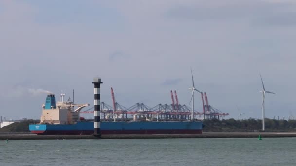 Rıhtımdan Ayrılan Ticari Gemi Arka Planda Vinçler Rüzgar Türbinleri Var — Stok video
