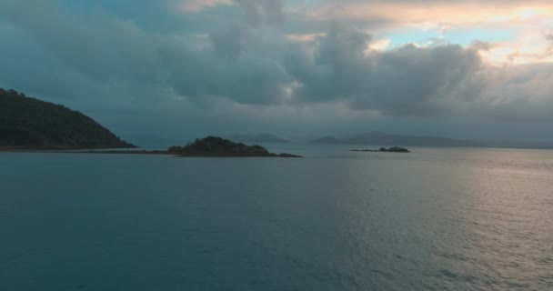 Létání Ostrovu Během Západu Slunce Oblačného Večera — Stock video