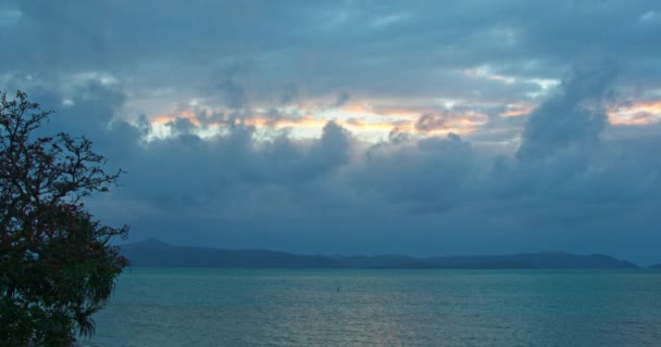 Bewölkter Sonnenuntergang Auf Einer Tropischen Insel — Stockvideo