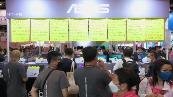 中国零售商在香港浏览并购买Asus品牌折扣电子产品 如硬盘 电视机和电脑 — 图库视频影像