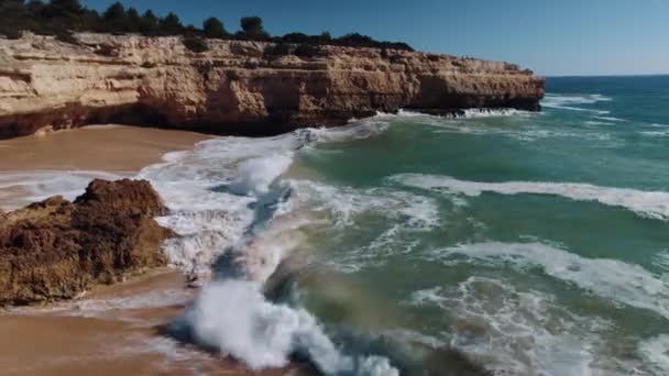 Dalgaların Güçlü Bir Şekilde Yuvarlanıp Kayalara Çarpması Arka Planda Güzel — Stok video