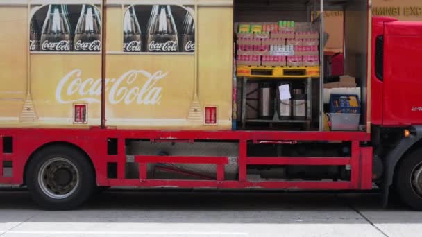Muž Projde Kolem Dodávky Coca Cola Jako Nealkoholické Nápoje Značkové — Stock video