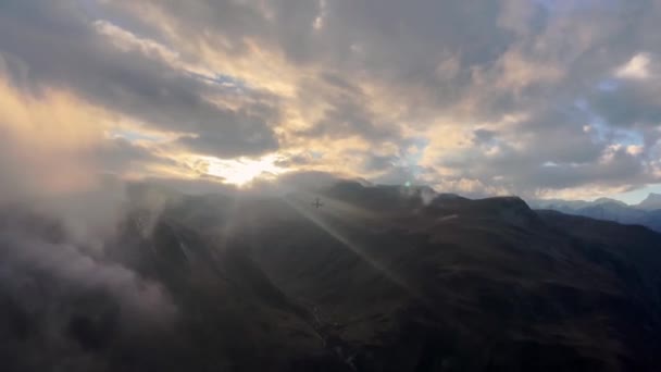 뒤쪽에 아름다운 산속의 파노라마에서 일몰시에 비행기를 — 비디오