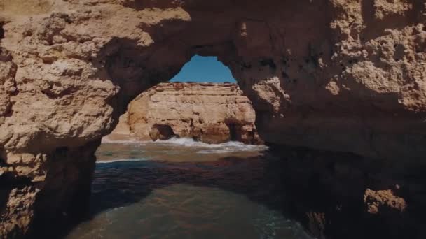 Manzaranın Güzelliğini Gösteren Yavaş Dron Görüntüleri Çarpışan Dalgalar Kayadan Yapılmış — Stok video