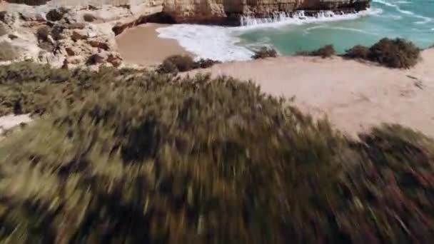 ポルトガルのアルガルヴェのアルバ リゾートで岩に衝突する波 背景に美しい海と空 ドローンの映像は海の上の土地から飛んでる 利用可能なすべてのオープンエリアを覆う波 — ストック動画