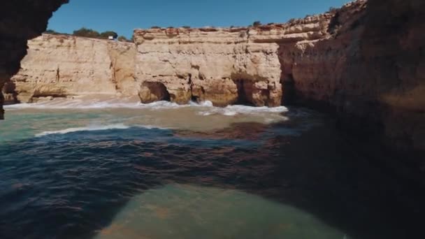 Drone Puxar Para Trás Através Arco Natural Feito Rocha Oceano — Vídeo de Stock