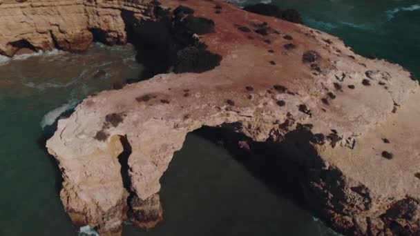 在葡萄牙阿尔加维的阿尔巴度假村拍摄的无人机录像 人们可以看到走过这块土地去探索 美丽的海景 — 图库视频影像