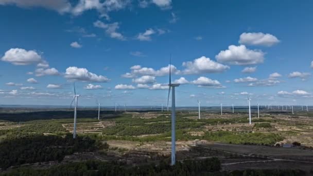 Atemberaubender Überschlag Über Windkraftanlagen Mit Schnell Bewegten Schatten Und Flauschigen — Stockvideo