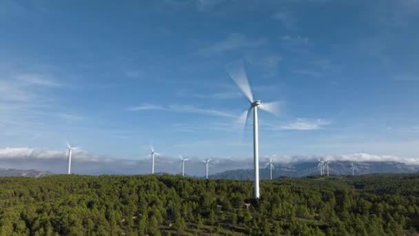 Verbazingwekkend Windpark Scene Tussen Bos Bergachtig Terrein Omhoogwaartse Antenne — Stockvideo