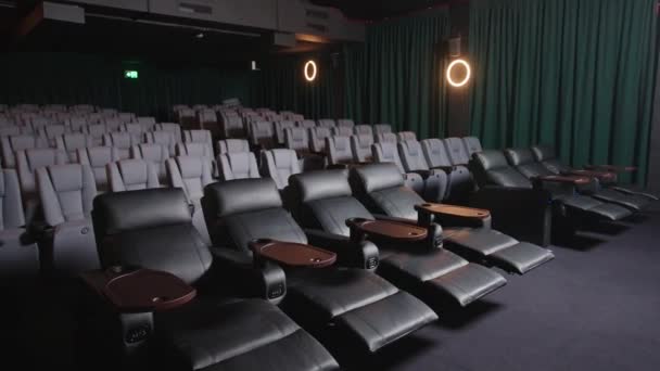 Film Cinema Met Moderne Luxe Lederen Ligstoelen Dimlichten — Stockvideo