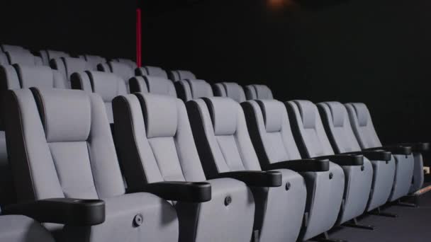 Dramatic Lit Modern Cinema Zittend Met Armleuning Dark Movie Theatre — Stockvideo