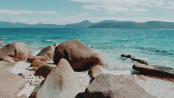 Tropisk Strand Med Klippor Och Kallt Blått Vatten Bakgrunden — Stockvideo