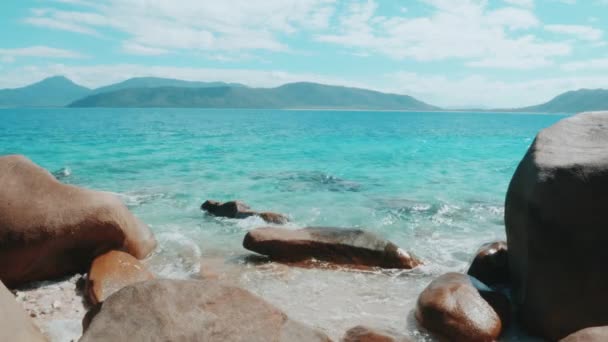 Vacker Strand Med Klippor Och Färgglatt Blått Vatten Fitzroy Island — Stockvideo