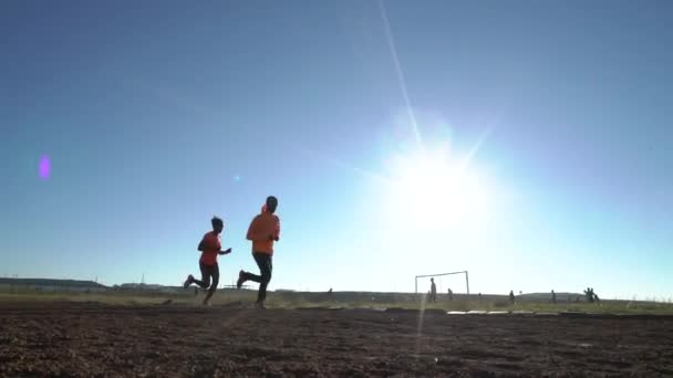 Läufer Beim Training Auf Einer Laufstrecke Der Nähe Von Addis — Stockvideo
