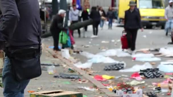 Lidé Kteří Hledají Zbytky Jídla Pouličním Trhu Miláně Itálie — Stock video