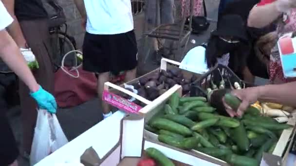 生活在贫穷中的人们从意大利米兰的青年积极分子那里收集和挑选食物 — 图库视频影像