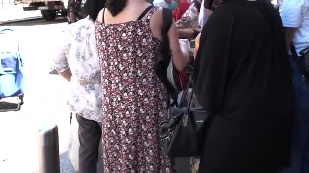 Arme Menschen Und Immigranten Stürmen Nach Einem Straßenmarkt Mailand Italien — Stockvideo