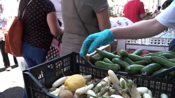 Immigranten Armen Ontvangen Voedsel Van Jonge Activisten Een Straatmarkt Milaan — Stockvideo