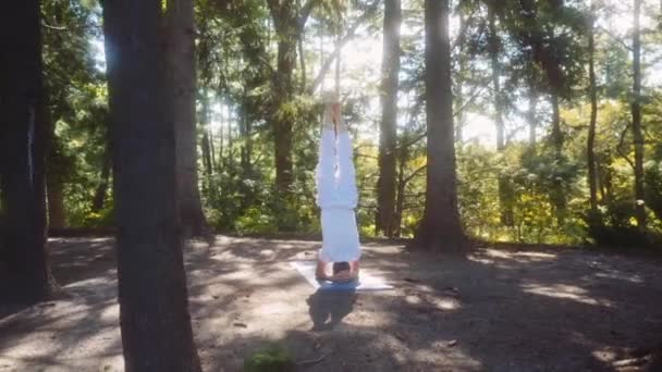 Kaukasischer Erwachsener Mann Weiß Hält Kopfstand Auf Einer Yogamatte Einem — Stockvideo