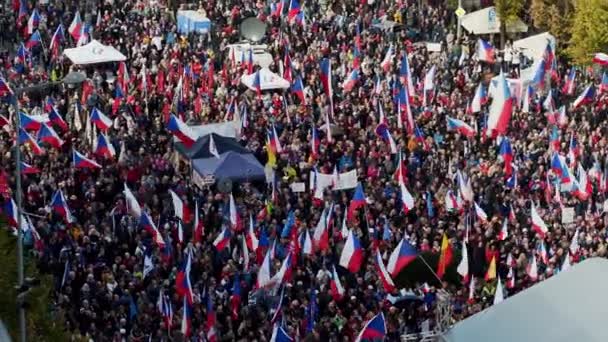 Massive Menschenmenge Mit Tschechischen Fahnen Protestiert Auf Dem Prager Wenzelsplatz — Stockvideo