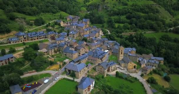 位于西班牙比利牛斯山脉中的博伊山谷中古老的Durro村的茅屋和村舍 空中业务 — 图库视频影像