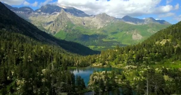 Świeża Woda Jezioro Środku Ogromnych Majestatycznych Gór Aerial Cinematic View — Wideo stockowe