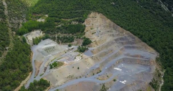 Voando Aéreo Sobre Mineração Rocha Industrial Aberta Encosta Floresta — Vídeo de Stock