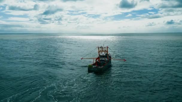 在英国东海岸外工作的拖网渔船 在波涛汹涌的海面上向太阳航行 多云的蓝天 用无人驾驶飞机拍摄的空中镜头 — 图库视频影像