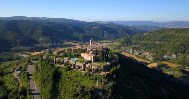 西班牙Roda Isabena山顶村的空中景观显示了山脉中美丽的风景 — 图库视频影像