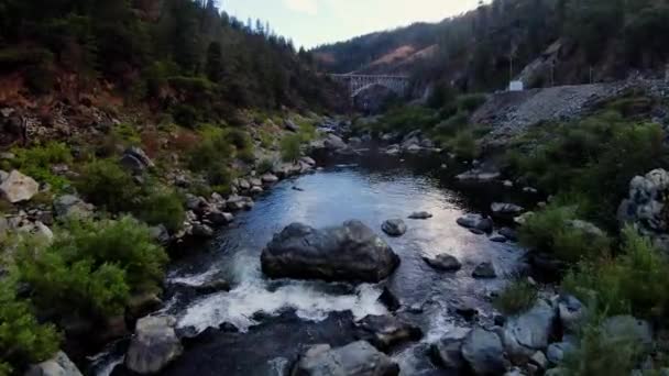 Fpvドローンは 米国カリフォルニア州のフェザー川の岩の床の上に低ショット — ストック動画
