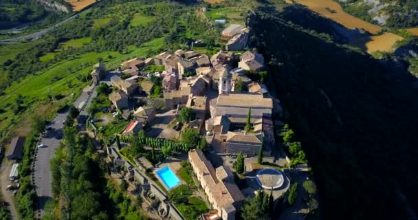 在山顶上的Roda Isabena村的人类住区 空中上升 西班牙 — 图库视频影像