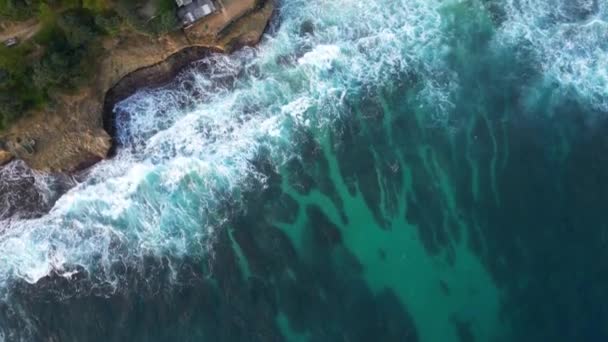 Krossa Tropiska Blå Vågor Längs Banyu Tibo Kustlinje Indonesien — Stockvideo