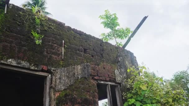 Yıkılan Eski Bir Bina Yıkılan Bir Çatı Yıkılmaya Başlayan Duvar — Stok video