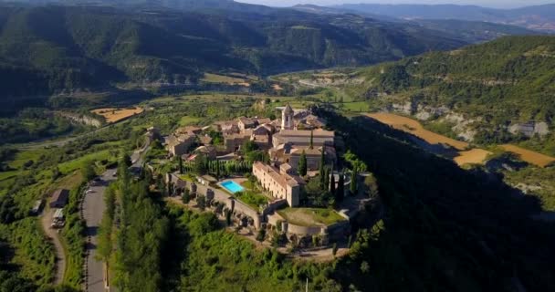 Aerial Mozi Kilátás Roda Isabena Dombtetőn Falu Spanyolországban Bemutató Gyönyörű — Stock videók
