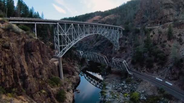 Drone Fpv Přeletělo Most Kaňonu Řeky Feather Kalifornii Usa — Stock video
