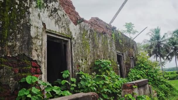 Rozpadający Się Stary Budynek Ściana Zaczęła Się Kruszyć Rozbity Dach — Wideo stockowe