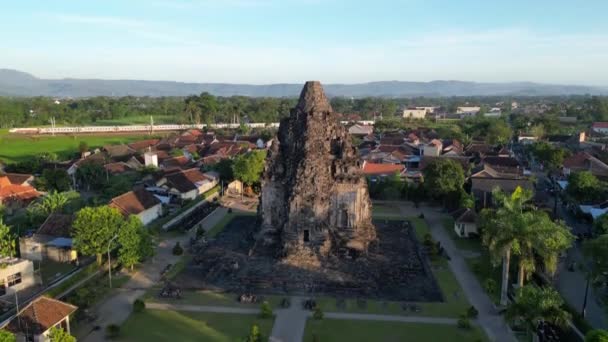 Antik Endonezya Tapınağı Günbatımında Tren Geçidi Arkasında — Stok video