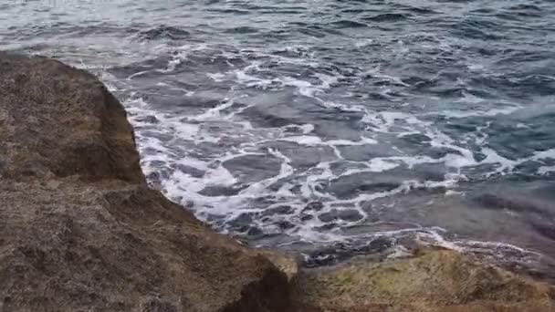 Κοντινό Πλάνο Των Κυμάτων Της Θάλασσας Λευκές Φυσαλίδες Συντρίβεται Βράχο — Αρχείο Βίντεο