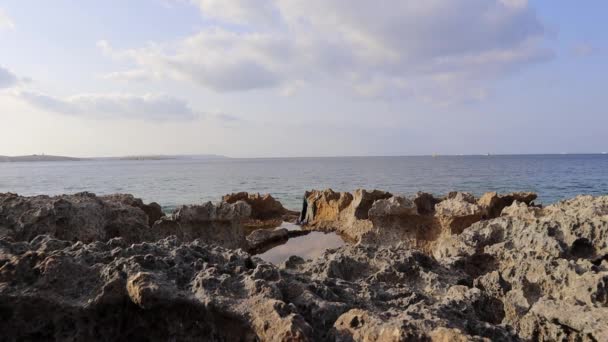 Estática Tiro Mar Calmo Praia Rochosa Malta Paul Bay — Vídeo de Stock