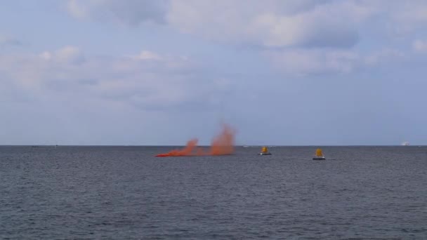 Orangefarbener Rauch Der Bei Einer Flugshow Malta Aus Einem Boot — Stockvideo