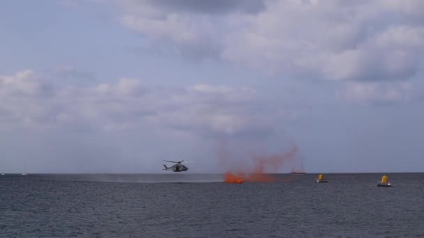 Aufnahme Eines Hubschraubers Beim Löschen Eines Feuers Auf Einem Boot — Stockvideo