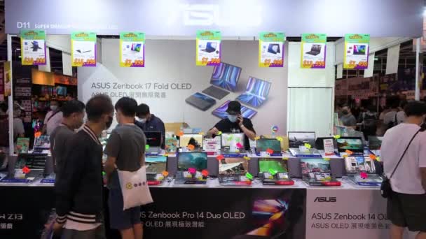 소매상들은 홍콩에 에이수스 브랜드 부스에서 고객들 노트북을 둘러보고 드라이브 컴퓨터와 — 비디오
