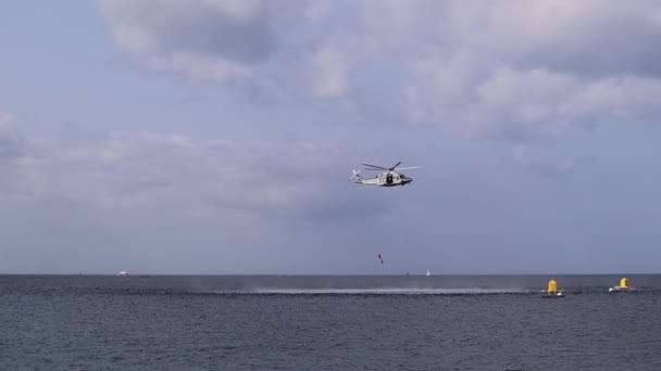 Πυροβολήθηκε Ελικόπτερο Για Σώσει Έναν Πνιγμένο Κατά Διάρκεια Της Αεροπορικής — Αρχείο Βίντεο