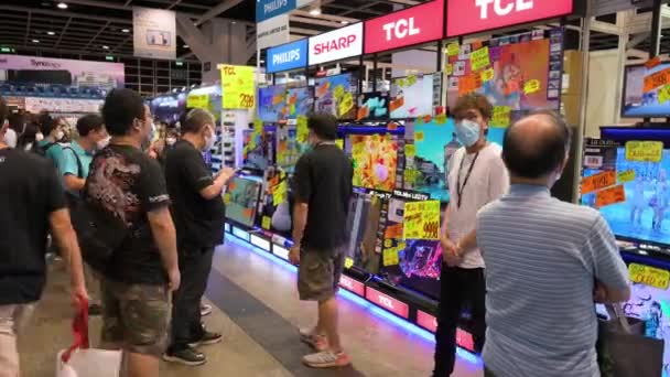 在香港电脑通讯节期间 中国零售商购买Tcl Philips和Sharp电视 因为人们在香港购买打折电子产品 — 图库视频影像